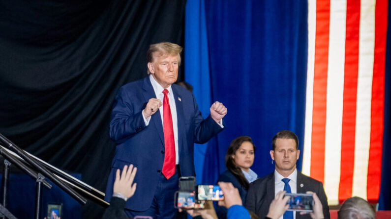 El candidato presidencial republicano y expresidente Donald J. Trump se marcha tras hablar en un mitin en Manchester, N.H., el 20 de enero de 2024. (Madalina Vasiliu/The Epoch Times)