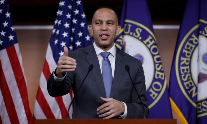 El líder de la minoría en la Cámara de Representantes, Hakeem Jeffries (D-N.Y.), habla con los periodistas durante su rueda de prensa semanal en el Centro de Visitantes del Capitolio de EE.UU., en Washington, el 9 de febrero de 2023. (Chip Somodevilla/Getty Images)