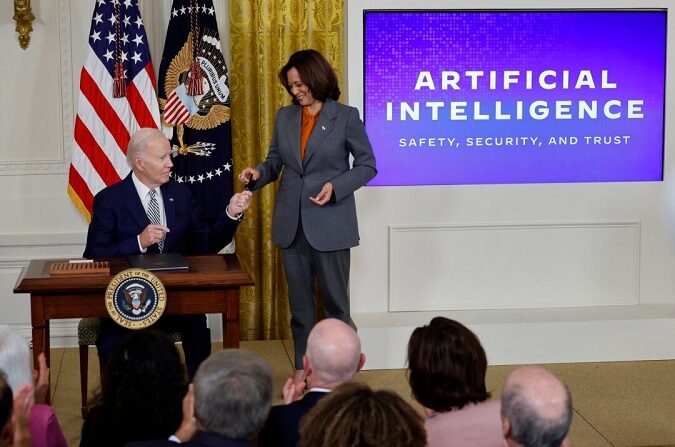 El presidente Joe Biden entrega a la vicepresidenta Kamala Harris el bolígrafo que utilizó para firmar una nueva orden ejecutiva relativa a la inteligencia artificial durante un acto en la Sala Este de la Casa Blanca el 30 de octubre de 2023, en Washington. (Chip Somodevilla/Getty Images)
