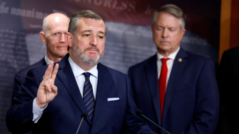 El senador Ted Cruz (R-Texas) habla durante una conferencia de prensa sobre la frontera sur de EE. UU. en el Capitolio de EE. UU., el 6 de febrero de 2024. (Anna Moneymaker/Getty Images)