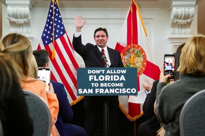 El gobernador de Florida, Ron DeSantis, habla sobre la legislación que propone para combatir la falta de vivienda durante una conferencia de prensa en Miami Beach, Florida, el 5 de febrero de 2024. (Cortesía de la Oficina del Gobernador de Florida)