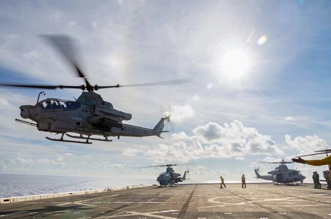Un helicóptero AH-1Z Viper del Cuerpo de Marines de EE. UU. despega durante un ejercicio de defensa aérea a bordo del buque de desembarco anfibio USS Green Bay (LPD 20) en el Océano Pacífico el 17 de septiembre de 2023. (Cuerpo de Marines de EE.UU./Cabo Christopher Lape)