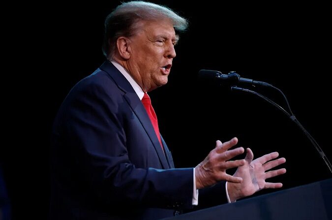 El candidato presidencial republicano y expresidente Donald Trump se dirige a un mitin de campaña en el Rochester Opera House en Rochester, N.H., el 21 de enero de 2024. (Chip Somodevilla/Getty Images)