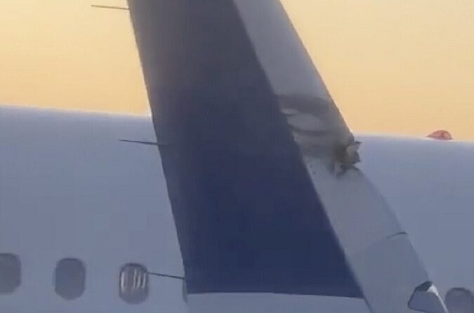 La punta del ala de un avión dañada después de que dos aviones de JetBlue se golpearon en una colisión menor en el Aeropuerto Internacional Logan de Boston, en Boston, el 8 de febrero de 2024. (Brian O'Neil vía AP)
