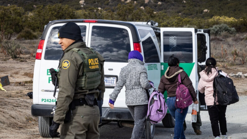 Agentes de la Patrulla Fronteriza vigilan los cruces fronterizos en Jacumba, California, el 10 de enero de 2024. (John Fredricks/The Epoch Times)