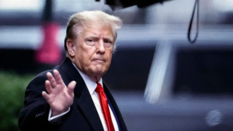 El expresidente Donald Trump sale de la Torre Trump hacia el tribunal federal de Manhattan para asistir a su juicio por difamación en Nueva York el 26 de enero de 2024. (Charly Triballeau/AFP vía Getty Images)
