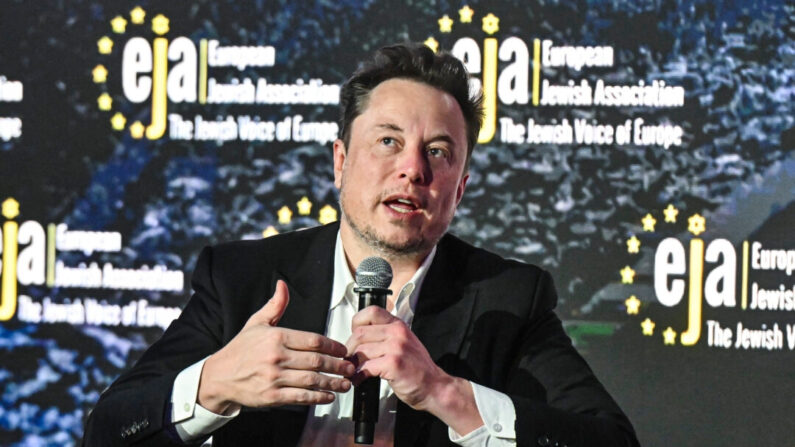 Elon Musk, consejero delegado de SpaceX, X (antes conocido como Twitter) y Tesla, habla durante una entrevista en vivo con Ben Shapiro en el simposio sobre la lucha contra el antisemitismo el 22 de enero de 2024 en Cracovia, Polonia. (Omar Marques/Getty Images)