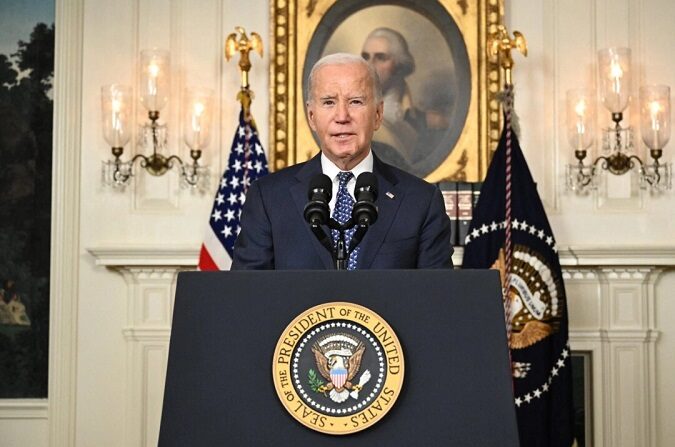 El presidente Joe Biden habla sobre el informe del abogado especial Robert Hur acerca de su mal manejo de documentos clasificados, en la Sala de Recepciones Diplomáticas de la Casa Blanca, el 8 de febrero de 2024. (Mandel Ngan/AFP vía Getty Images)

