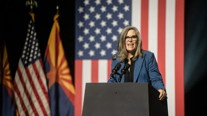 La gobernadora de Arizona, Katie Hobbs, pronuncia un discurso en el Tempe Center for the Arts en Tempe, Arizona, el 28 de septiembre de 2023. (Rebecca Noble/Getty Images)

