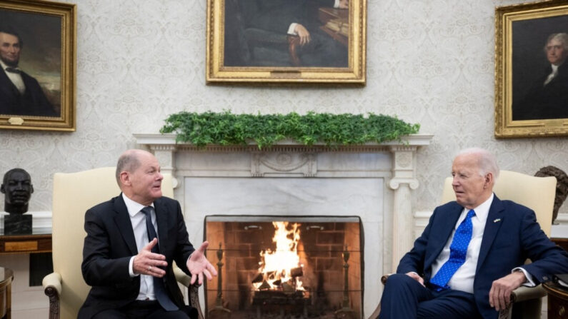 El presidente Joe Biden (dcha.) participa en una reunión con el canciller alemán Olaf Scholz (izq.) en el Despacho Oval de la Casa Blanca, en Washington, el 9 de febrero de 2024. (Alex Wong/Getty Images)