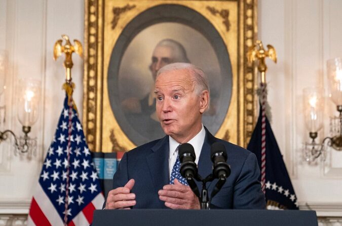 El presidente Joe Biden pronuncia un discurso en la Sala de Recepciones Diplomáticas de la Casa Blanca, el 8 de febrero de 2024. (Foto de Nathan Howard/Getty Images)