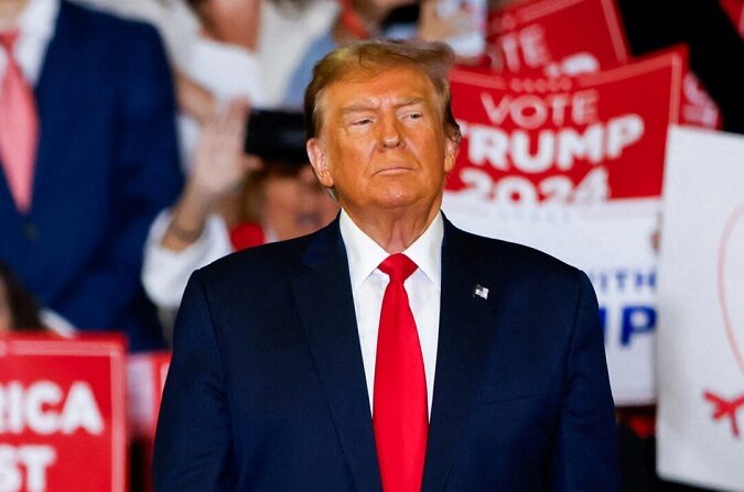 El expresidente y aspirante a la presidencia en 2024 Donald Trump llega a un mitin "Get Out the Vote" en Conway, Carolina del Sur, el 10 de febrero de 2024. (Julia Nikhinson/AFP vía Getty Images)
