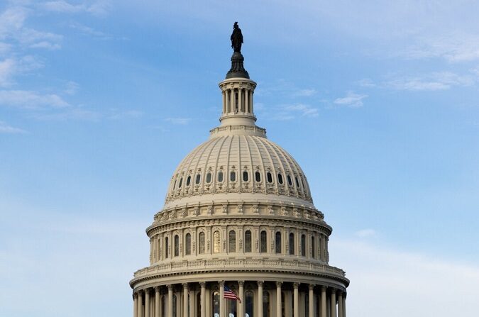 El Capitolio de EE. UU. en Washington el 8 de febrero de 2024. Los senadores continúan trabajando para aprobar una legislación bipartidista negociada durante mucho tiempo que enviaría miles de millones en ayuda a Israel, Ucrania y Taiwán. (Julia Nikhinson/Getty Images)
