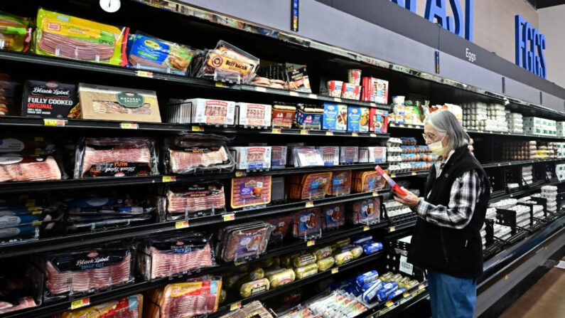 Consumidores compran alimentos en una cadena de tiendas minoristas en Rosemead, California, el 12 de diciembre de 2023. (Frederic J. Brown/AFP vía Getty Images)
