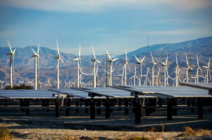 Turbinas eólicas gigantes son impulsadas por fuertes vientos frente a paneles solares en Palm Springs, California, el 27 de marzo de 2013. (Kevork Djansezian/Getty Images)
