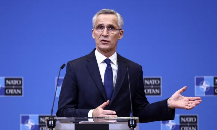 El secretario general de la OTAN, Jens Stoltenberg, se dirige a la prensa antes de una reunión de ministros de Asuntos Exteriores en la sede de la OTAN en Bruselas el 25 de noviembre de 2022. (Kenzo Tribouillard/AFP vía Getty Images)