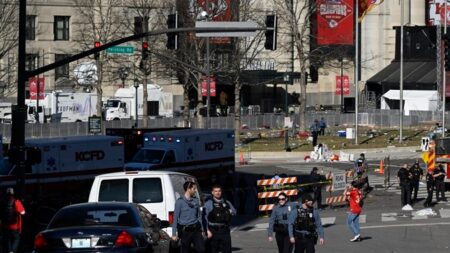 Acusan de asesinato a dos adultos tras el tiroteo fatal en la celebración del Super Bowl de Kansas City
