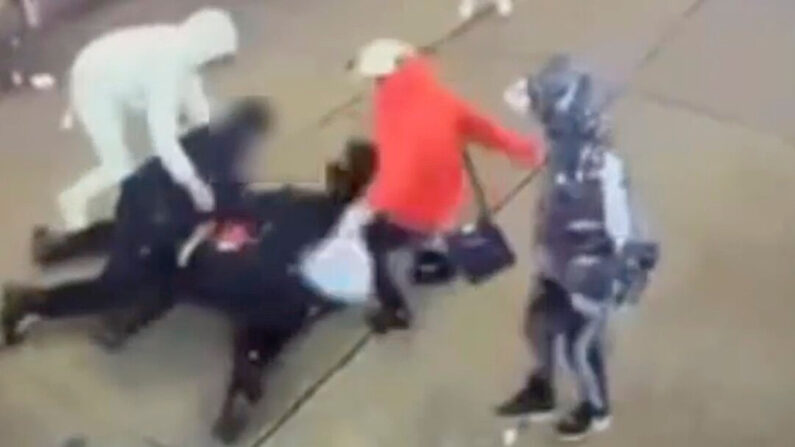 Un grupo de inmigrantes ilegales ataca a dos agentes del Departamento de Policía de Nueva York frente a un refugio para inmigrantes en Nueva York el 27 de enero de 2024, en una imagen de video. (Departamento de Policía de Nueva York)