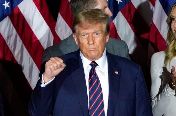 El aspirante presidencial republicano y expresidente Donald Trump celebra su victoria durante una fiesta electoral en la noche de las primarias, en Nashua, N.H., el 23 de enero de 2024. (Timothy A. Clary/AFP vía Getty Images)
