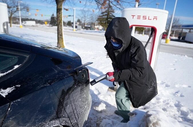 Una mujer se prepara para cargar su Tesla en Ann Arbor, Michigan, el 17 de enero de 2024. La ola de frío que azota Estados Unidos y Canadá ha dejado al descubierto una gran vulnerabilidad para los propietarios de vehículos eléctricos. (AP Photo/Carlos Osorio)
