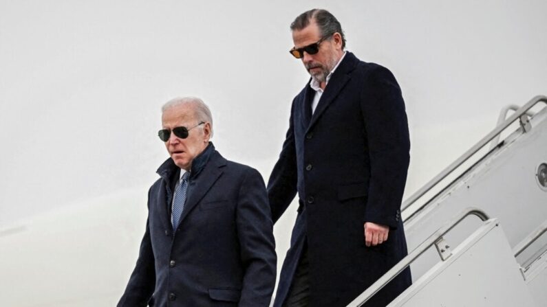 El presidente Joe Biden y su hijo, Hunter Biden, llegan a la Base de la Guardia Nacional Aérea de Hancock Field en Syracuse, Nueva York, el 4 de febrero de 2023. (Andrew Caballero-reynolds/AFP vía Getty Images)