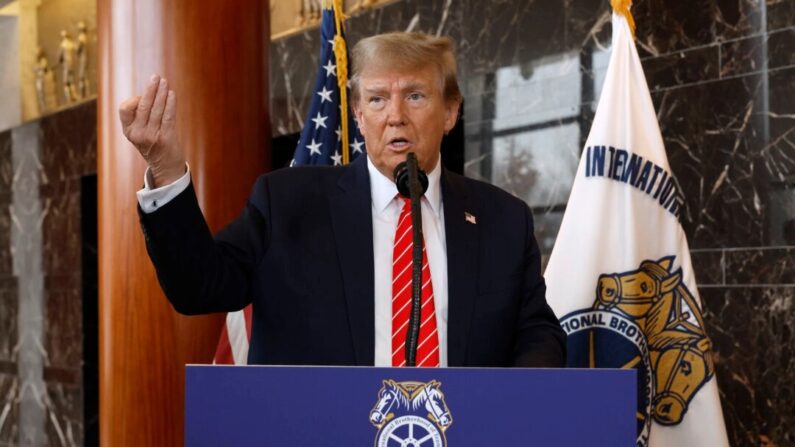 El candidato presidencial republicano y ex presidente Donald Trump habla con los periodistas en la sede de la Hermandad Internacional de Camioneros en Washington el 31 de enero de 2024. (Chip Somodevilla/Getty Images)