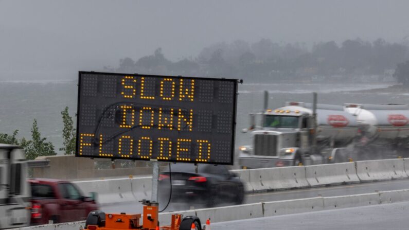 Señales en una zona de construcción en la autopista 101 advierten de inundaciones como una poderosa tormenta de río atmosférico, golpea al sur de Santa Bárbara, California, el 4 de febrero de 2024. (Davis McNew/AFP vía Getty Images)