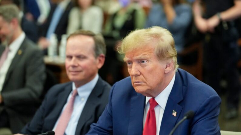 El expresidente Donald Trump asiste a los alegatos finales del juicio por fraude civil contra la Organización Trump en el Tribunal Supremo del Estado de Nueva York, el 11 de enero de 2024. (Seth Wenig-Pool/Getty Images)