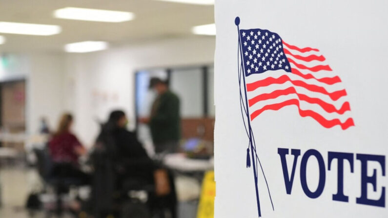 Varias personas se registran antes de depositar su voto en la Oficina del Registro Civil del condado de Los Ángeles en Norwalk, California, el 14 de septiembre de 2021. (Frederic J. Brown/AFP vía Getty Images)