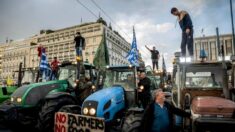 Agricultores griegos se unen a crecientes protestas en Europa conduciendo sus tractores hacia Atenas