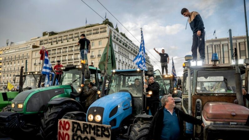 Agricultores griegos participan en una protesta para exigir ayuda financiera frente al Parlamento en Atenas el 20 de febrero de 2024. (Angelos Tzortzinis/AFP vía Getty Images)
