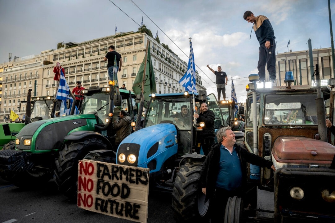 Agricultores griegos se unen a crecientes protestas en Europa conduciendo sus tractores hacia Atenas