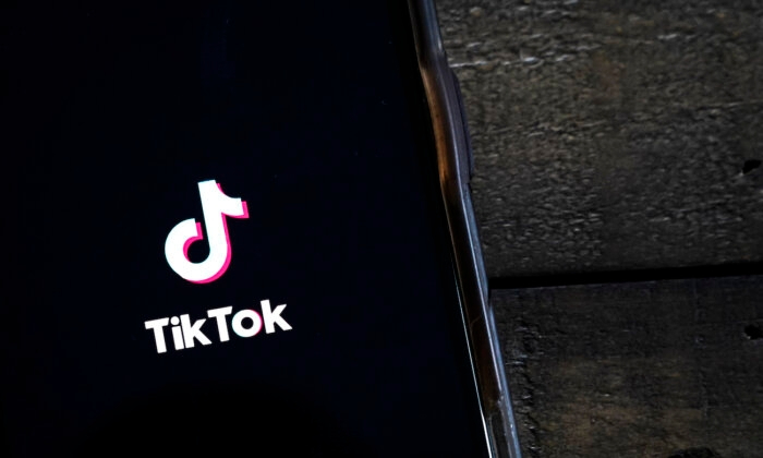 La aplicación TikTok se muestra en un iPhone de Apple. (Drew Angerer/Getty Images)