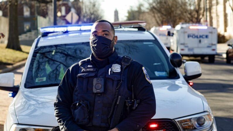 Imagen de archivo de un agente de policía en Washington. (Alex Wong/Getty Images)