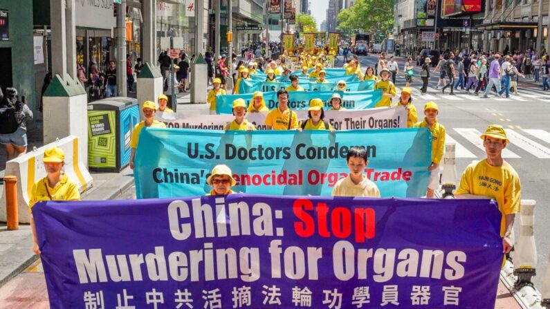 Practicantes de Falun Gong marchan en Manhattan el 12 de mayo de 2023. (Larry Dye/The Epoch Times)