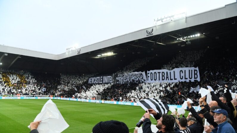 Aficionados del Newcastle United muestran un tifo en las gradas antes del partido de la Premier League entre el Newcastle United y el Arsenal en St. James Park en Newcastle upon Tyne, Inglaterra, el 16 de mayo de 2022. (Stu Forster/Getty Images)