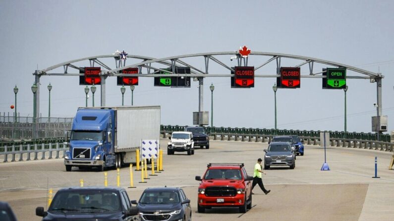 Los automovilistas pasan por el Puerto de Entrada del Puente de la Paz en Buffalo, Nueva York, el 23 de mayo de 2023. (The Canadian Press/Cole Burston)