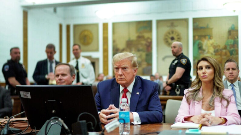 El expresidente de Estados Unidos Donald Trump se sienta en la mesa de la defensa con sus abogados Christopher Kise (I) y Alina Habba (D) en la Corte Suprema del Estado de Nueva York el 7 de diciembre de 2023 en la ciudad de Nueva York. (Foto de Eduardo Muñoz Álvarez-Pool/Getty Images)