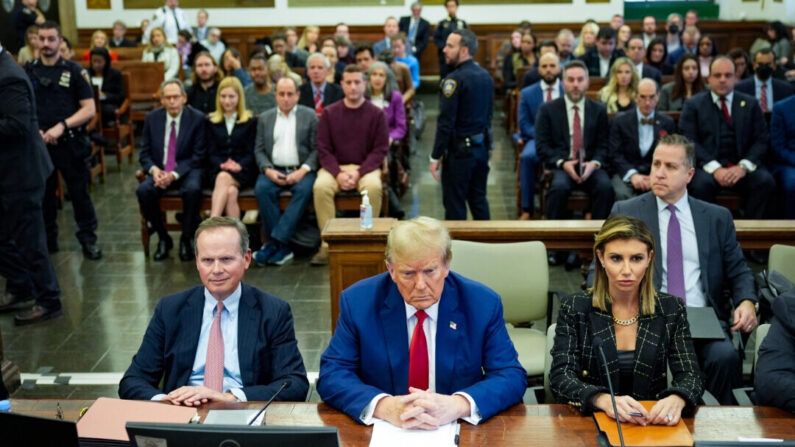 El expresidente Donald Trump y sus abogados Christopher Kise y Alina Habba asisten a los alegatos finales en el juicio por fraude civil de la Organización Trump en el Tribunal Supremo del Estado de Nueva York en la ciudad de Nueva York el 11 de enero de 2024. (Seth Wenig/Getty Images)
