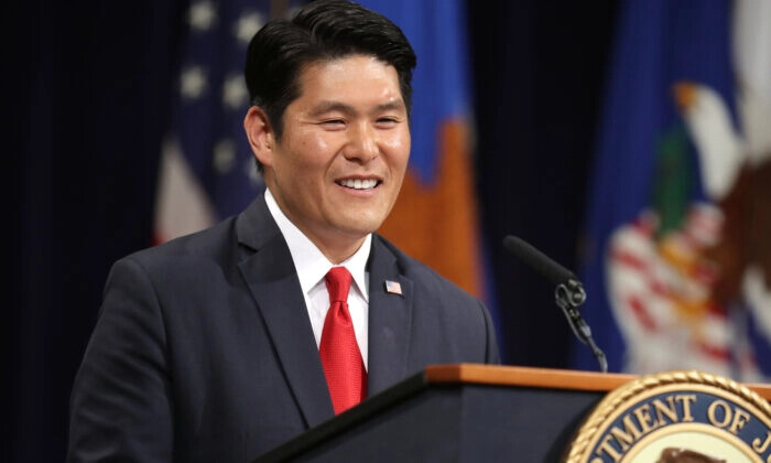 El abogado de Estados Unidos para el Distrito de Maryland, Robert Hur, pronuncia un discurso durante la ceremonia de despedida del vicefiscal general, Rod Rosenstein, en el Edificio Principal de Justicia Robert F. Kennedy, en Washington, el 9 de mayo de 2019. (Chip Somodevilla/Getty Images)