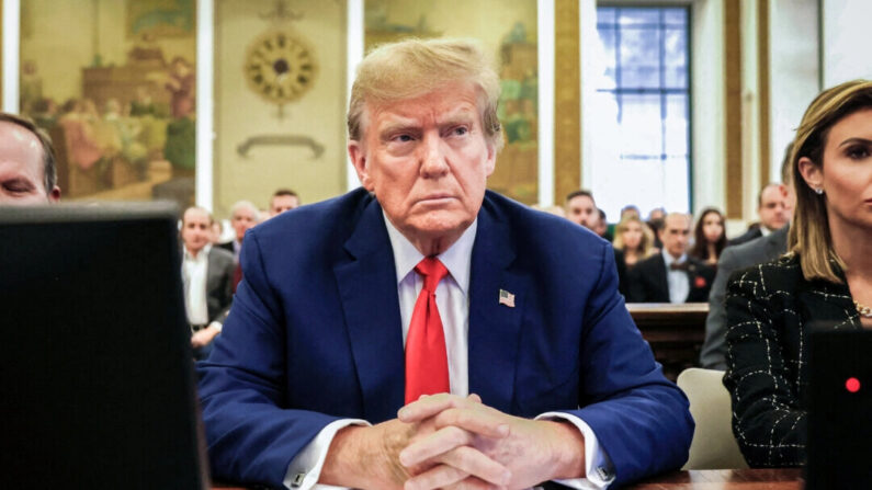 El expresidente Donald Trump se sienta en el Tribunal Supremo del Estado de Nueva York durante el juicio por fraude civil contra la Organización Trump, en la ciudad de Nueva York el 11 de enero de 2024. (Peter Foley/AFP vía Getty Images)