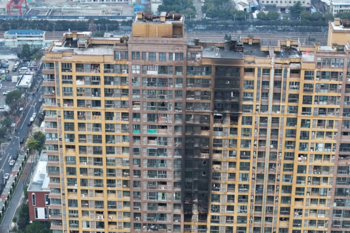 “Sentí que no podía seguir”: Madre escapa de incendio en China donde murieron 15 personas