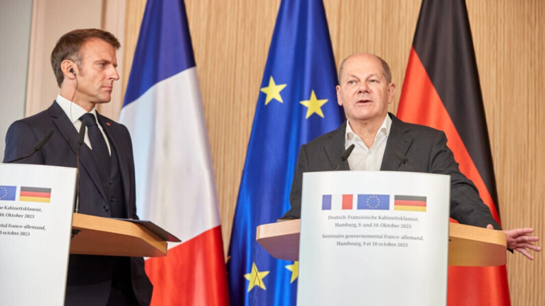 (I-D) El presidente francés Emmanuel Macron y el canciller alemán Olaf Scholz hablan con los medios durante una conferencia de prensa en el segundo día de un retiro gubernamental germano-francés de dos días en Hamburgo, Alemania, el 10 de octubre de 2023. (Georg Wendt/Getty Images)