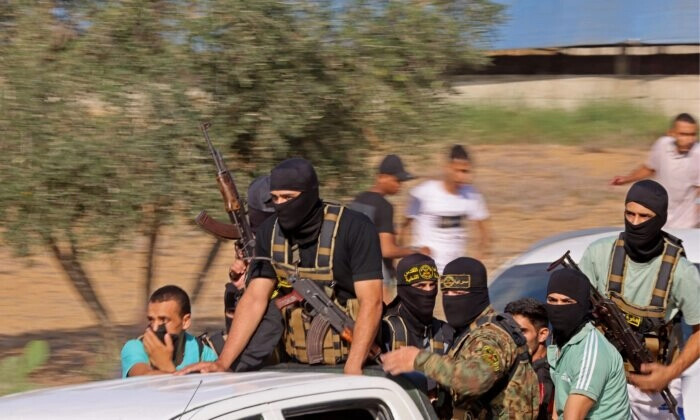 Terroristas de Hamás avanzan hacia la valla fronteriza con Israel desde Jan Yunis, en el sur de la Franja de Gaza, el 7 de octubre de 2023. (Said Khatib/AFP vía Getty Images)