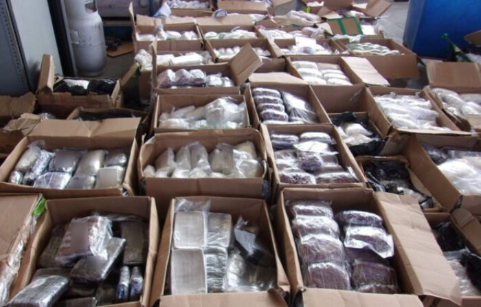 Agentes de la Oficina de Aduanas y Protección Fronteriza de Estados Unidos incautaron metanfetamina, fentanilo en polvo, pastillas de fentanilo y heroína en las instalaciones comerciales de Otay Mesa, en California, el 9 de octubre de 2020. (Cortesía de la DEA)