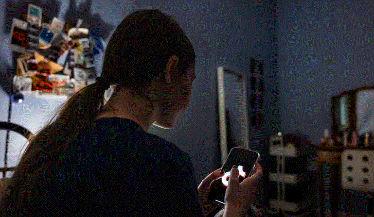 Una adolescente estadounidense utiliza su teléfono móvil para acceder a las redes sociales el 31 de enero de 2024. (Spencer Platt/Getty Images)
