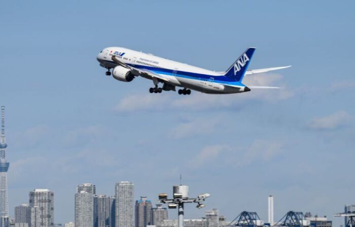 Un avión de pasajeros Boeing de All Nippon Airways (ANA) despega del aeropuerto Haneda de Tokio (Japón) el 29 de enero de 2021. (Charly Triballeau/AFP vía Getty Images)