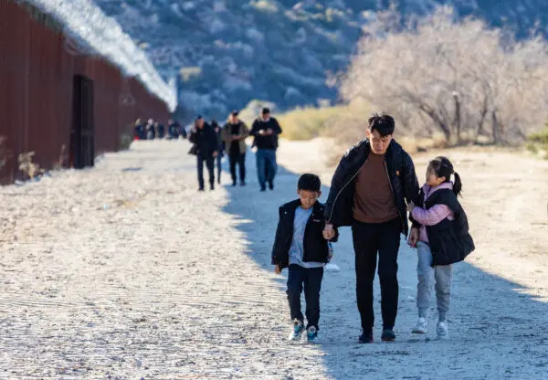 Inmigrantes ilegales chinos caminan por un campamento antes de ser procesados ​​por agentes de la Patrulla Fronteriza en Jacumba, California, el 6 de diciembre de 2023. (John Fredricks/The Epoch Times)