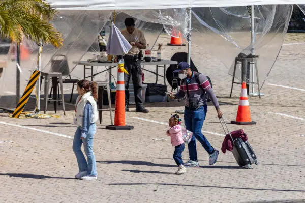 Inmigrantes ilegales utilizan servicios de refugio proporcionados por una organización sin fines de lucro en San Diego, California, el 22 de febrero de 2024. (John Fredricks/The Epoch Times)