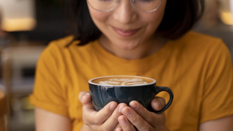 Las investigaciones han descubierto que beber una o dos tazas de café al día ayuda a prevenir la infección por COVID-19. (Getty Images)